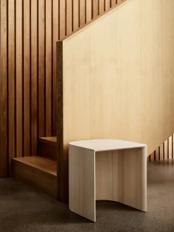 CM210 Taburet, fyrretræ af Cecilie Manz