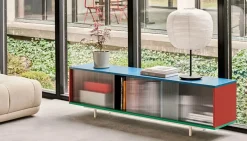 Colour Cabinet, medium med glasdøre fra Hay