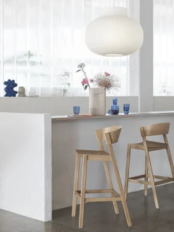 Cover Counter Stool, oak w. cognac leather fra Muuto