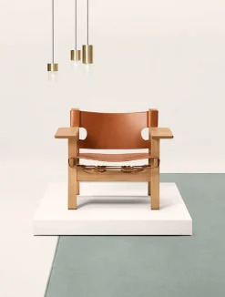 Den Spanske Stol i mørkebrun læder, valnød olie af Børge Mogensen