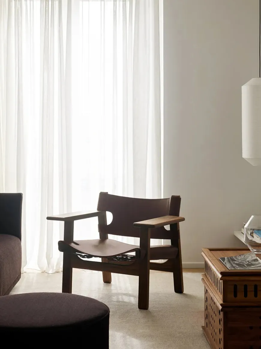 Den Spanske Stol i sort læder, valnød olie af Børge Mogensen