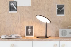 Disc table light, brushed brass fra Nine