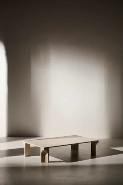 Doric Coffee Table 140 x 80 cm, Neutral White Travertine fra GUBI