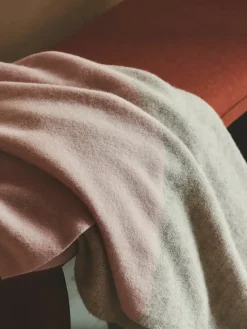 Drejø Plaid, rosa fra Silkeborg Uldspinderi