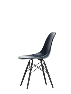 Eames Fiberglass Chair DSW, sortlakeret ahorn fra Vitra
