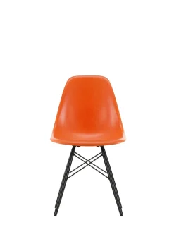 Eames Fiberglass Chair DSW, sortlakeret ahorn fra Vitra