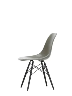 Eames Fiberglass Chair DSW, sortlakeret ahorn fra Vitra