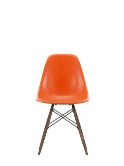 Eames Fiberglass Chair DSW, mørkbejdset ahorn fra Vitra