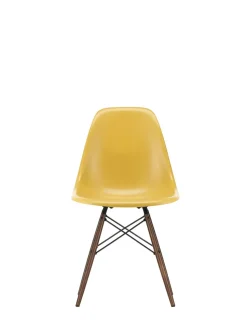 Eames Fiberglass Chair DSW, mørkbejdset ahorn fra Vitra