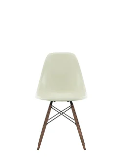 Eames Fiberglass Chair DSW, mørkbejdset ahorn fra Vitra