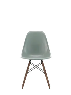 Eames Fiberglass Chair DSW, mørkbejdset ahorn fra Vitra