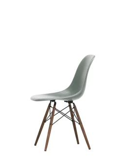 Eames Fiberglass Chair DSW, mørkbejdset ahorn fra Vitra