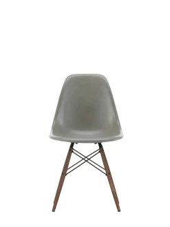 Eames Fiberglass Chair DSW, mørkbejdset ahorn fra Vitra
