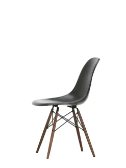 Eames Fiberglass Chair DSW, mørkbejdset ahorn fra Vitra