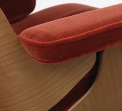Eames Lounge Chair, kirsebær, calma brandy inkl. Fodskammel fra Vitra