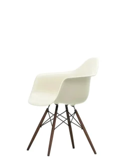 Eames Plastic Armchair DAW, mørkbejdset ahorntræ fra Vitra