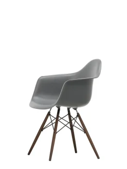 Eames Plastic Armchair DAW, mørkbejdset ahorntræ fra Vitra