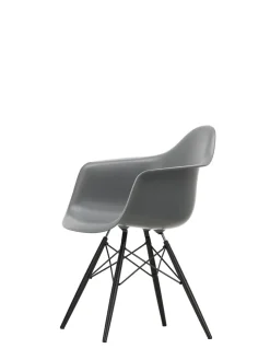 Eames Plastic Armchair DAW, sortlakeret ahorntræ fra Vitra