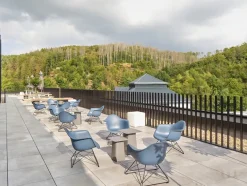 Eames Plastic Armchair LAR, sortlakeret fra Vitra