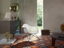 Eames Plastic Armchair LAR, sortlakeret fra Vitra