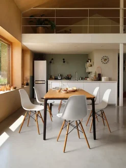 Eames Plastic Side Chair DSW, mørkbejdset ahorntræ fra Vitra