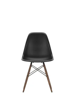 Eames Plastic Side Chair DSW, mørkbejdset ahorntræ fra Vitra