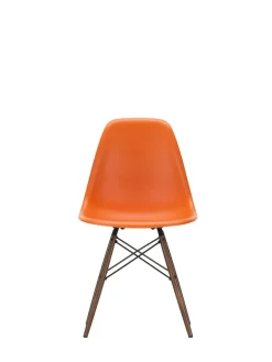 Eames Plastic Side Chair DSW, mørkbejdset ahorntræ fra Vitra
