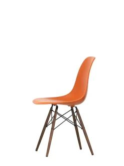 Eames Plastic Side Chair DSW, mørkbejdset ahorntræ fra Vitra