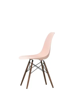 Eames Plastic Side Chair DSW, mørkbejdset ahorntræ fra Vitra