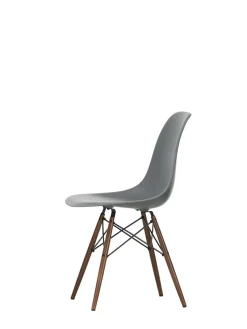 Eames Plastic Side Chair DSW, mørkbejdset ahorntræ fra Vitra