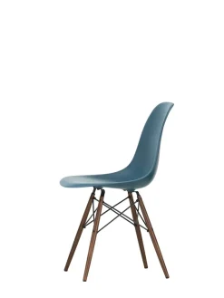 Eames Plastic Side Chair DSW, mørkbejdset ahorntræ fra Vitra