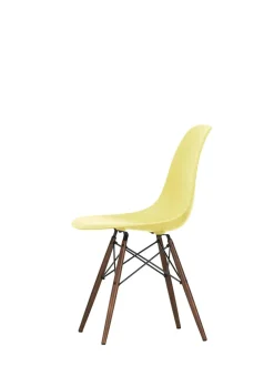 Eames Plastic Side Chair DSW, mørkbejdset ahorntræ fra Vitra