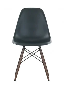 Eames Plastic Side Chair DSW, mørkbejdset ahorntræ fra Vitra