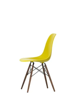 Eames Plastic Side Chair DSW, mørkbejdset ahorntræ fra Vitra