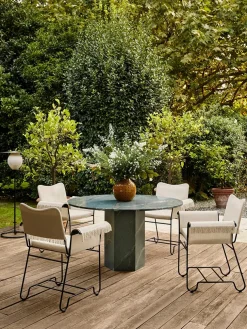 Epic Outdoor Dining Table, round fra GUBI