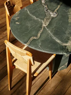 Epic Outdoor Dining Table, round fra GUBI