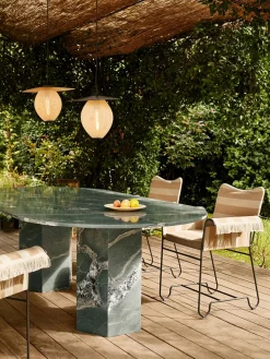 Epic Outdoor Dining Table, round fra GUBI
