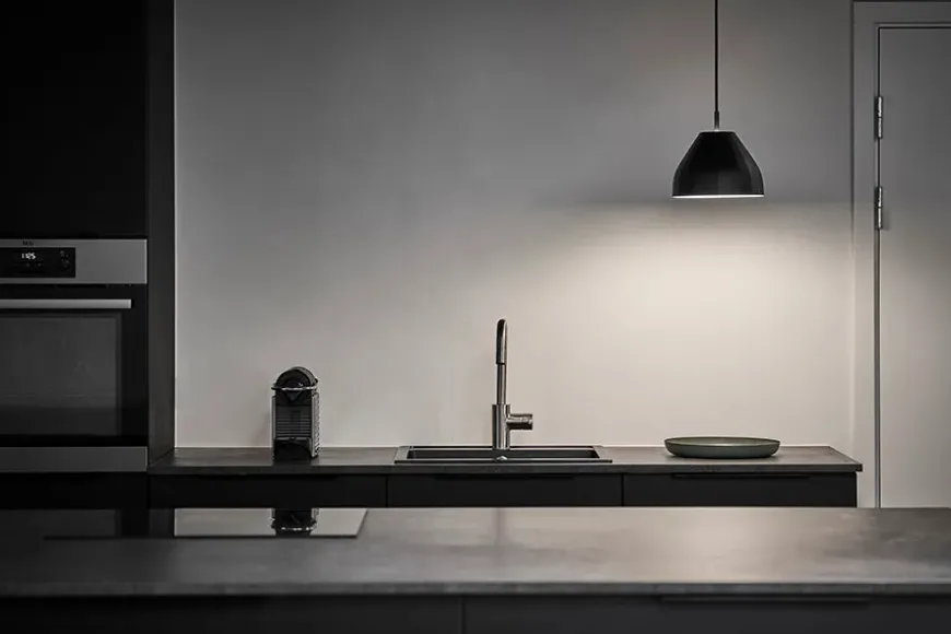 Facet 140 Pendel, sort fra Le Klint