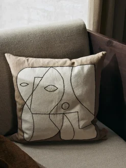 Figure Cushion, dark taupe/off-white fra Ferm Living