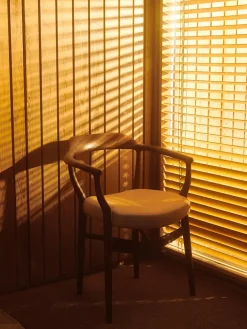 FJ 44 stol, eg olie/vegetal læder af Finn Juhl