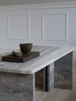 Fjer Sofabord 110 cm, travertin silver fra Wabi Sabi Nordic