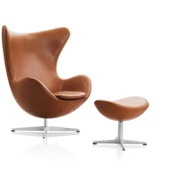 Ægget, Cognac Aura læder, med returdrej inkl. skammel af Arne Jacobsen