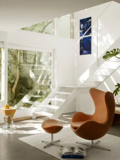 Ægget, sort læder/aluminium af Arne Jacobsen