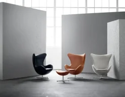 Ægget, sort læder/aluminium af Arne Jacobsen