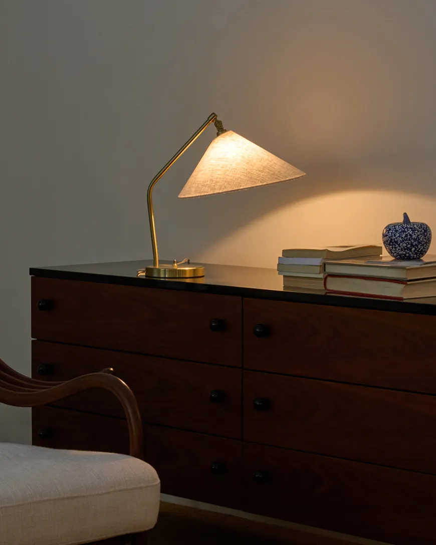 Gräshoppa bordlampe fra GUBI