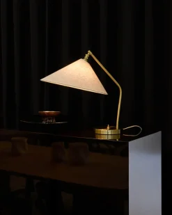 Gräshoppa bordlampe fra GUBI