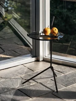 Halten SH9 Sidebord, warm black & smoked glass fra &Tradition