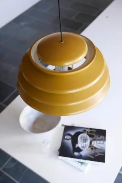Hive pendel, yellow af Verner Panton