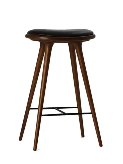 Høj barstol i mørkbejdset eg fra Mater