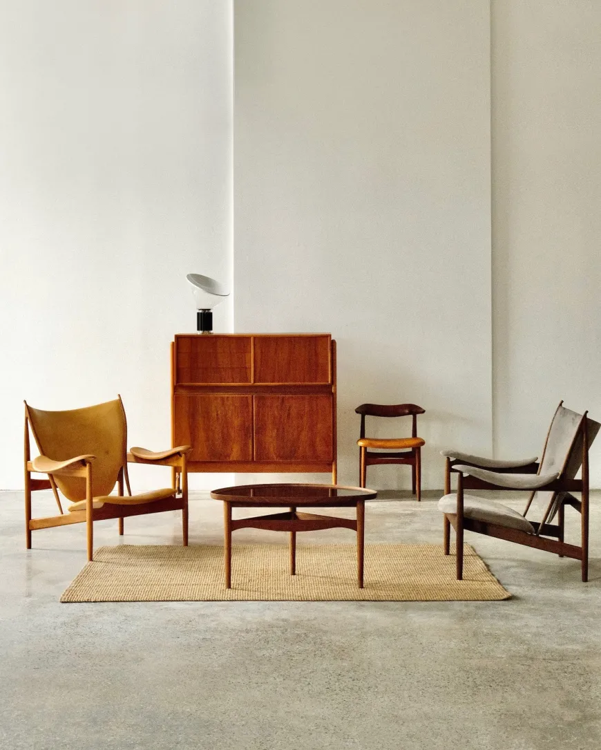 Høvdingestol, eg olie af Finn Juhl